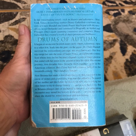 Drums of Autumn Novel - Blue Cover - Picture 2 of 2